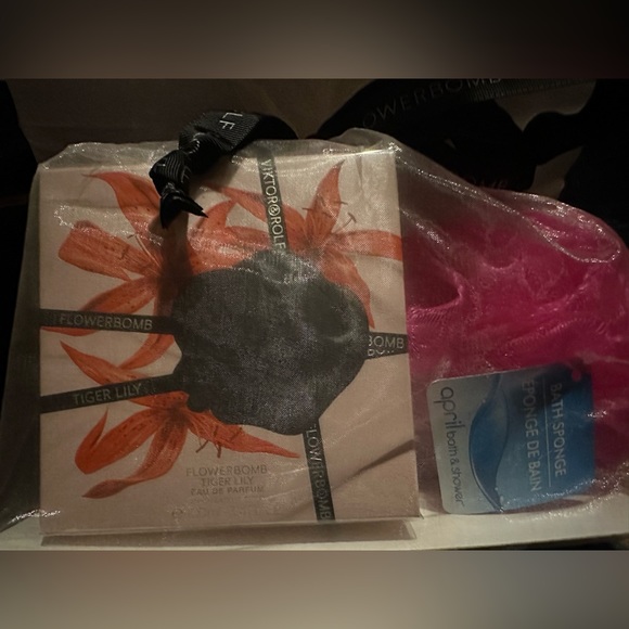 Flowerbomb Tiger Lily Eau de Parfum 3.4 oz Used a few times! I don’t like it. - Picture 4 of 9